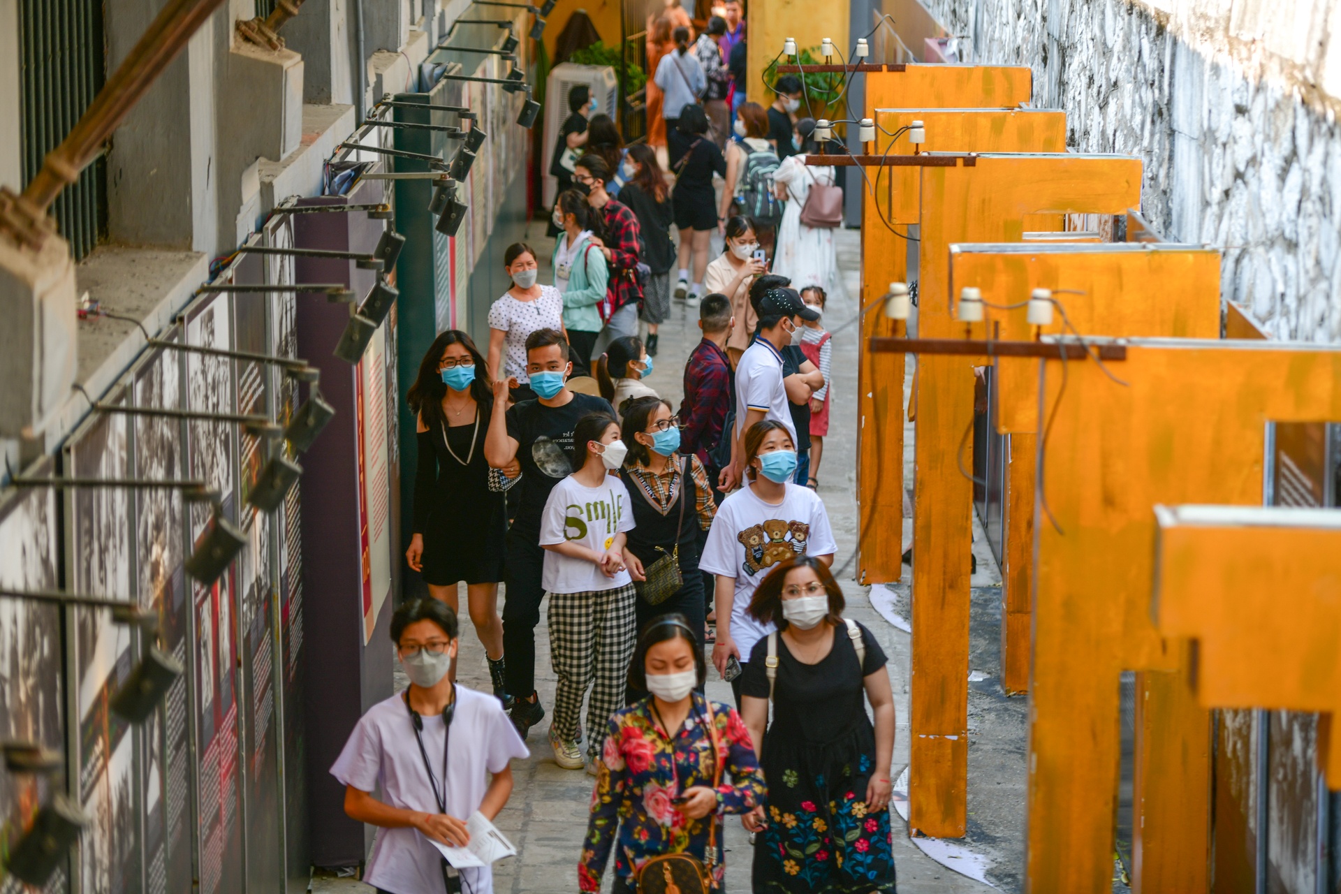 Gioi tre keo den tham quan nha tu Hoa Lo anh 13