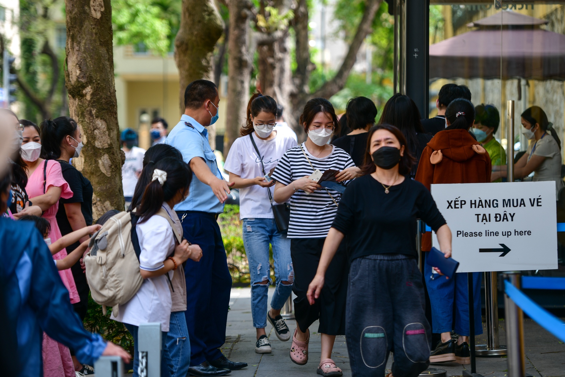 Gioi tre keo den tham quan nha tu Hoa Lo anh 2