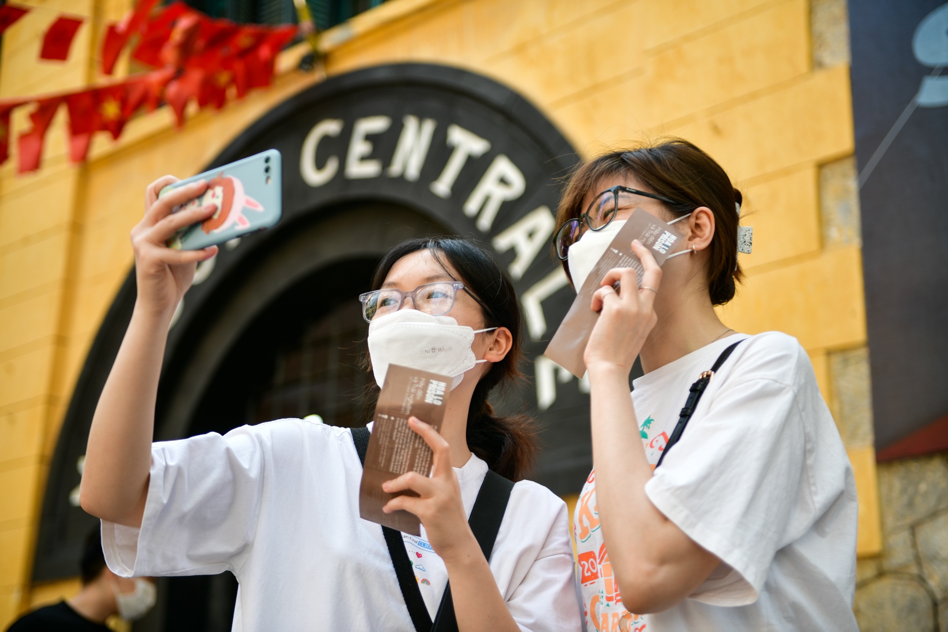 Gioi tre keo den tham quan nha tu Hoa Lo anh 3
