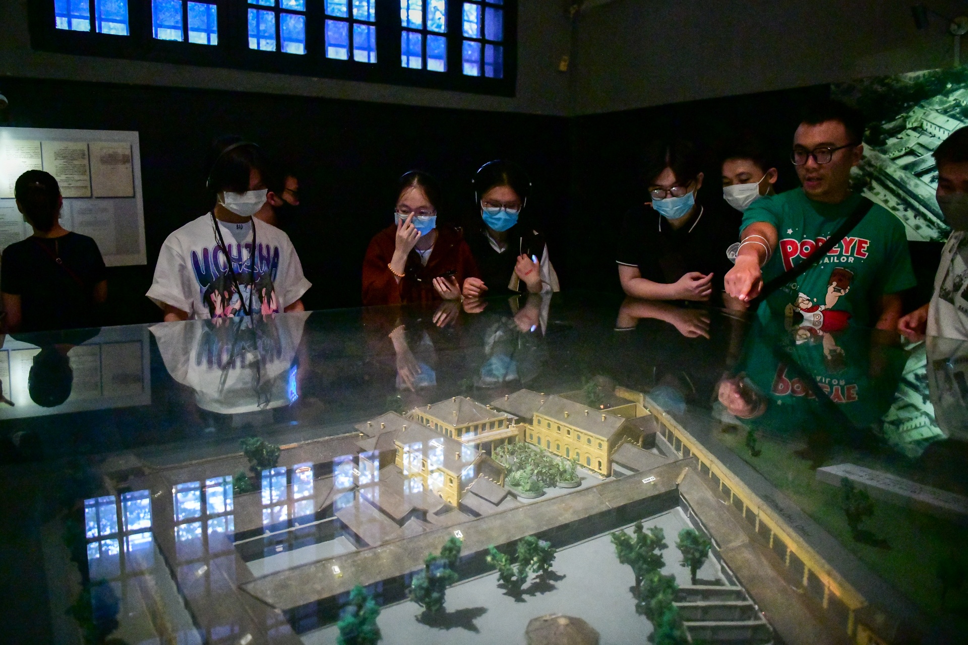 Gioi tre keo den tham quan nha tu Hoa Lo anh 4