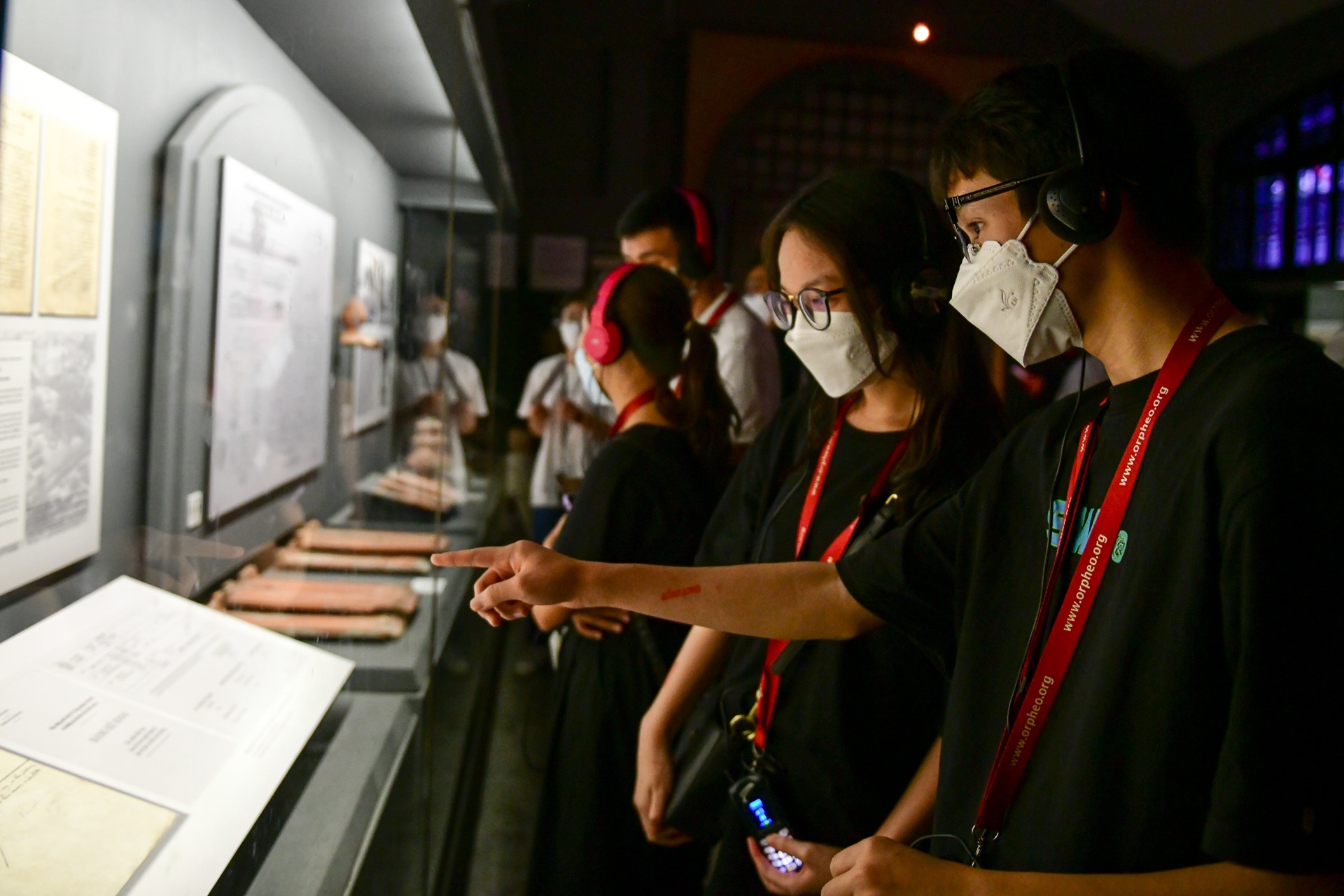 Gioi tre keo den tham quan nha tu Hoa Lo anh 5