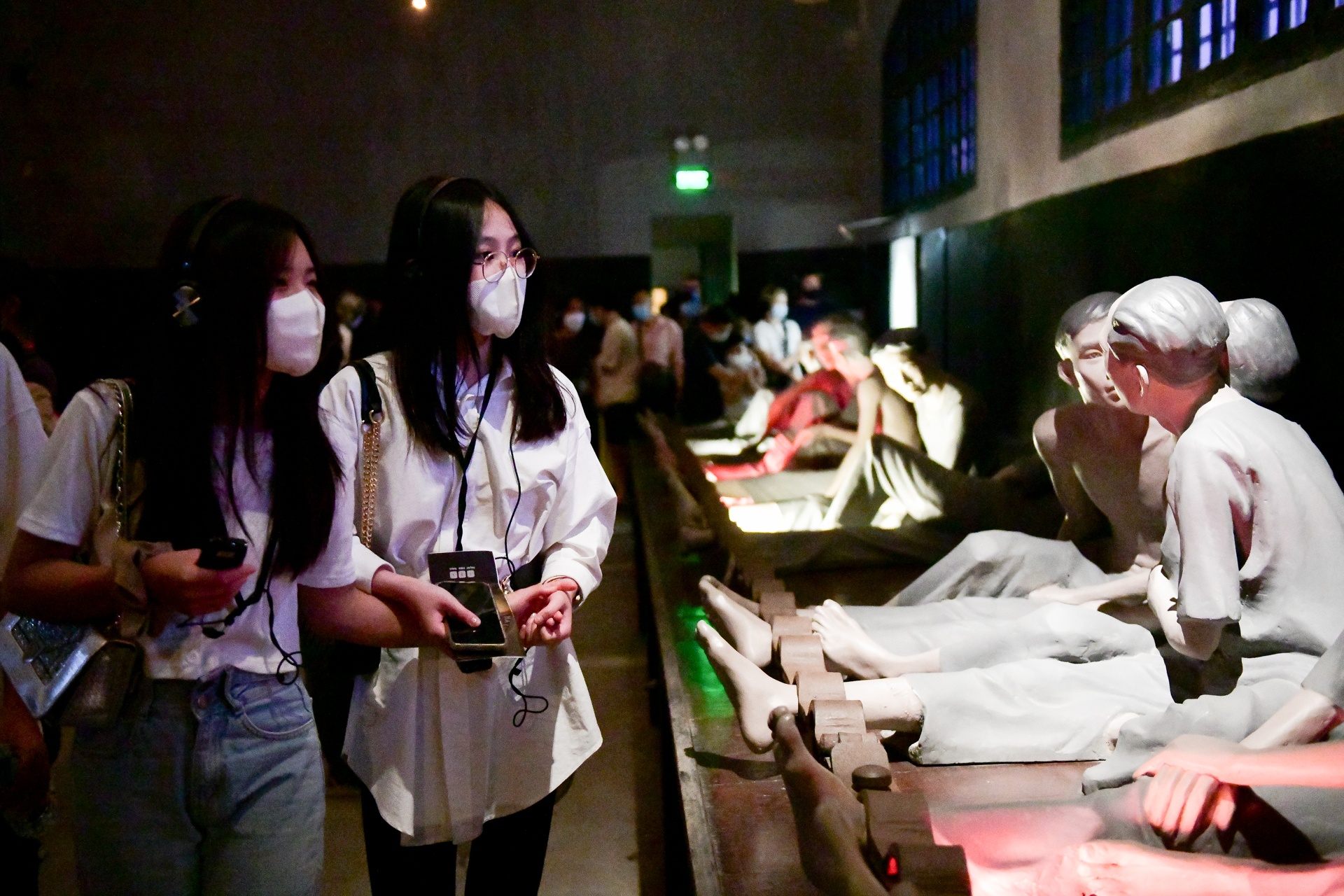 Gioi tre keo den tham quan nha tu Hoa Lo anh 7