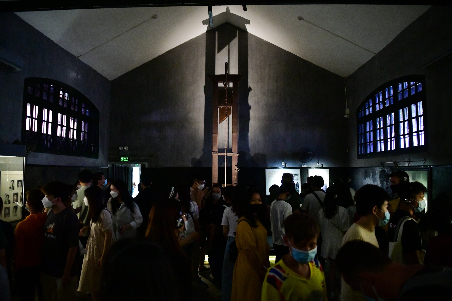 Gioi tre keo den tham quan nha tu Hoa Lo anh 8