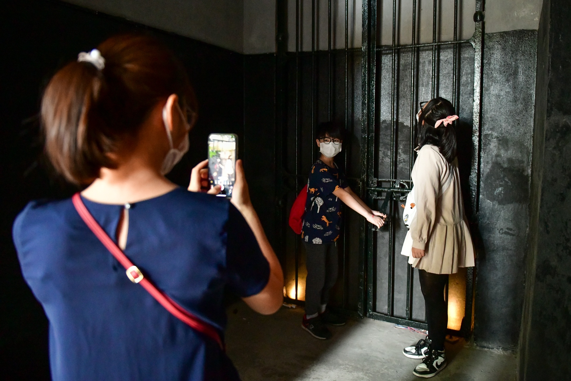 Gioi tre keo den tham quan nha tu Hoa Lo anh 9