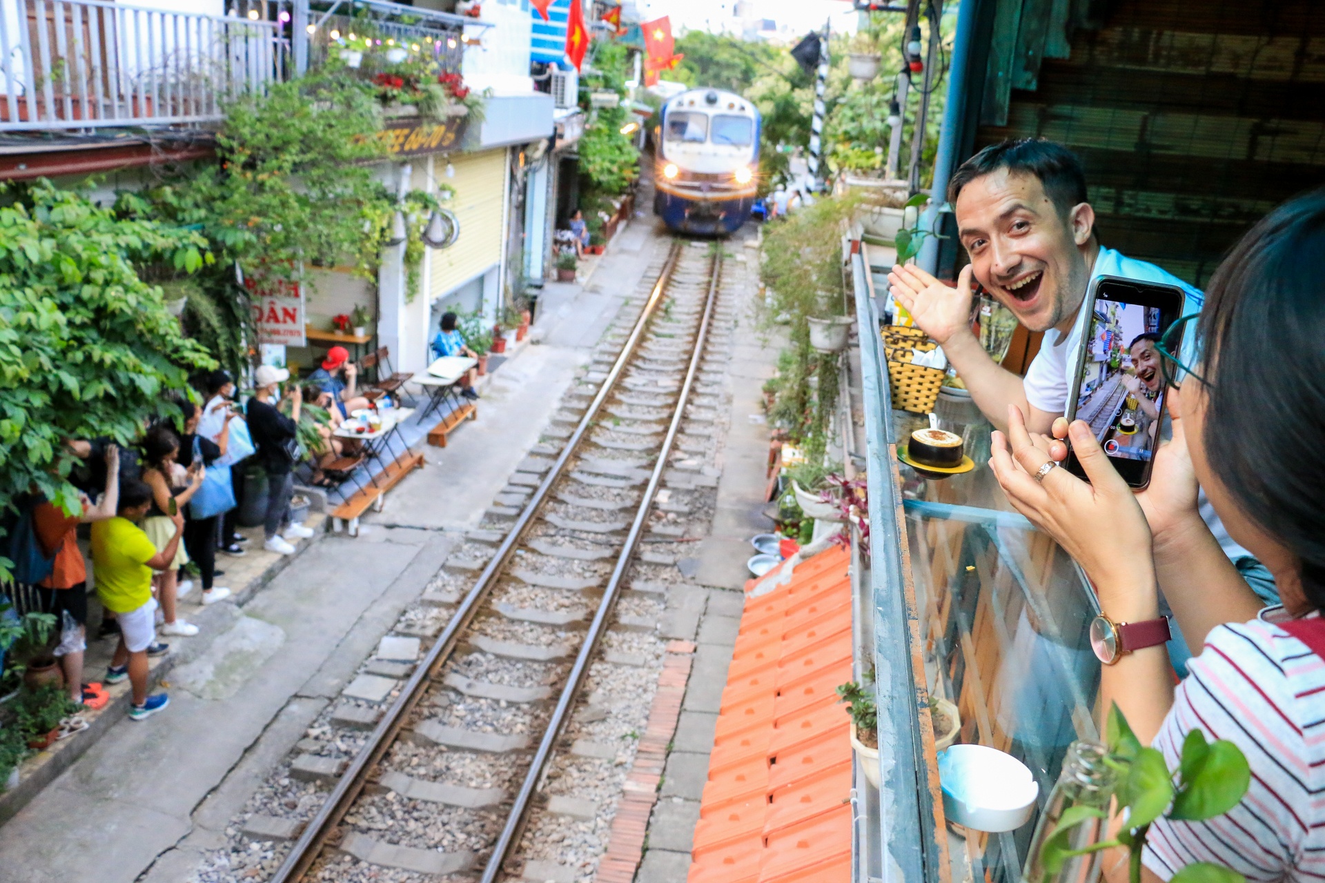 Khach Tay quay tro lai check-in o pho duong tau anh 1