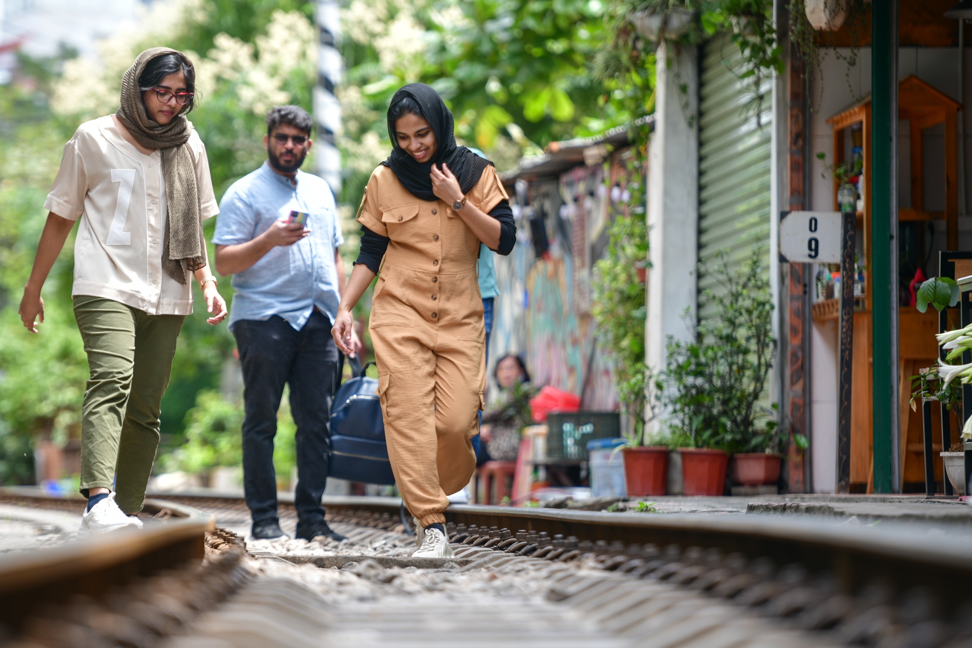 Khach Tay quay tro lai check-in o pho duong tau anh 7