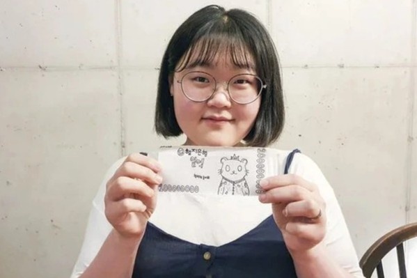 Co gai Han Quoc mua nha nho tan tien, xin thuc an thua hinh anh