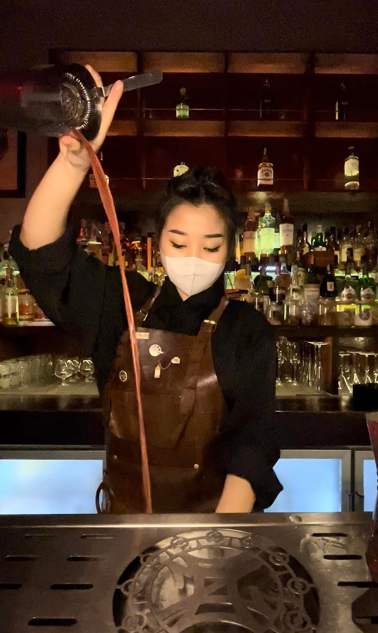 Quan bar,  bia thu cong kin khach trong 4 ngay le anh 5