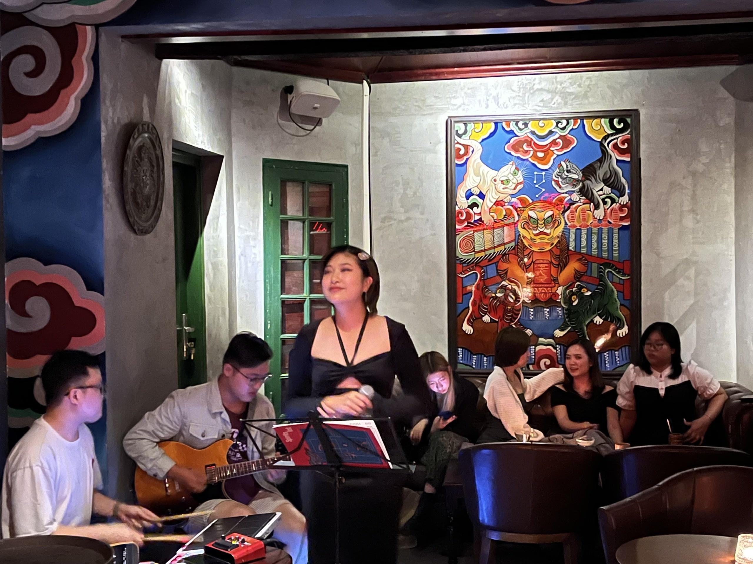 Quan bar,  bia thu cong kin khach trong 4 ngay le anh 4