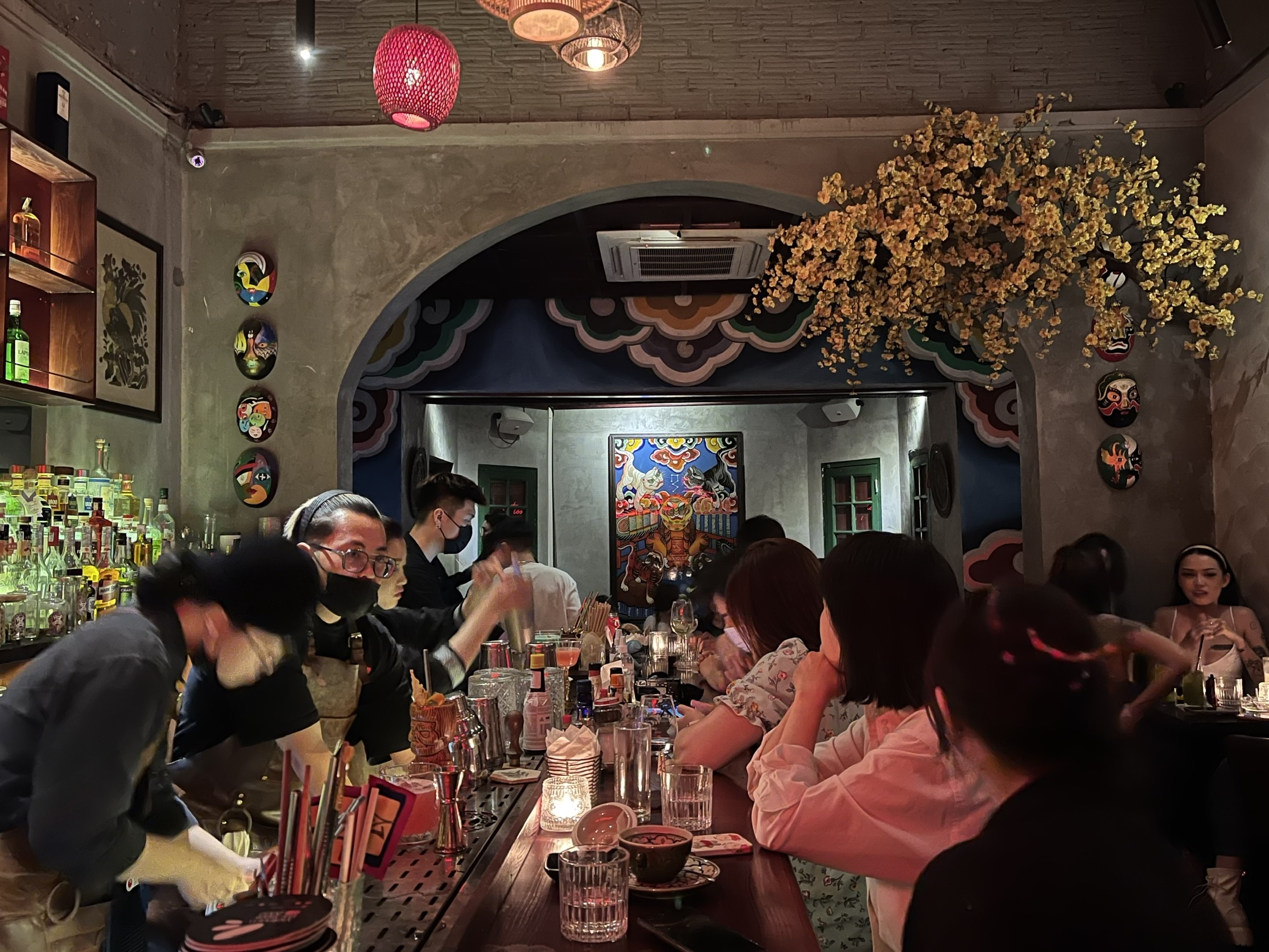 Quan bar,  bia thu cong kin khach trong 4 ngay le anh 3