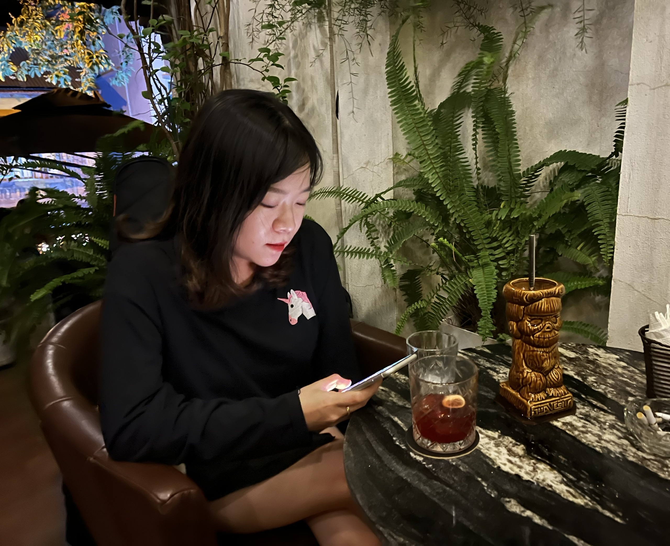 Quan bar,  bia thu cong kin khach trong 4 ngay le anh 1