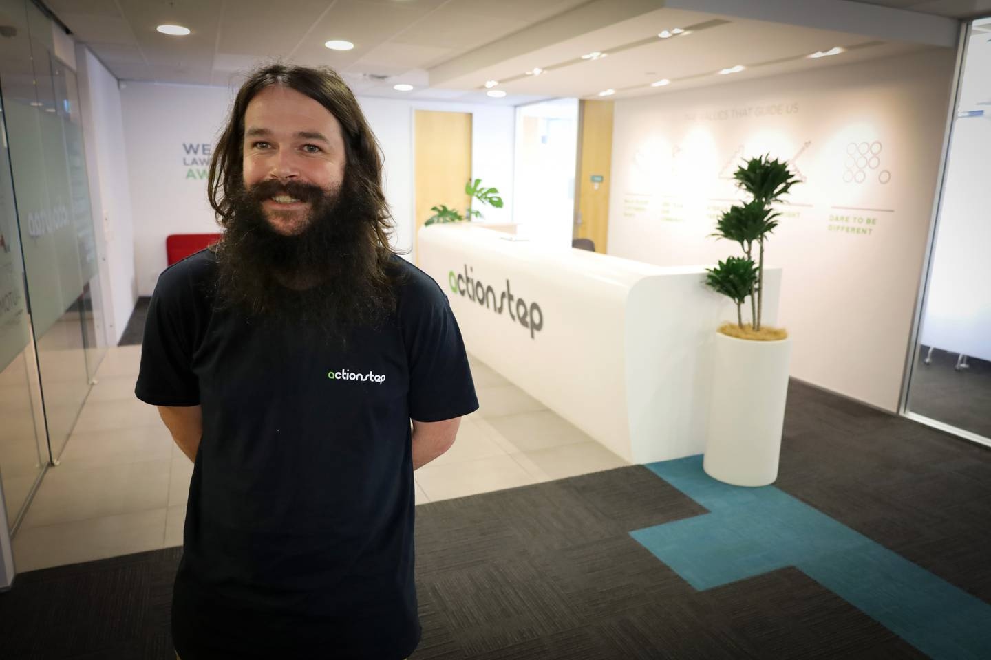 cong ty cho nhan vien nghi phep tuy thich anh 1