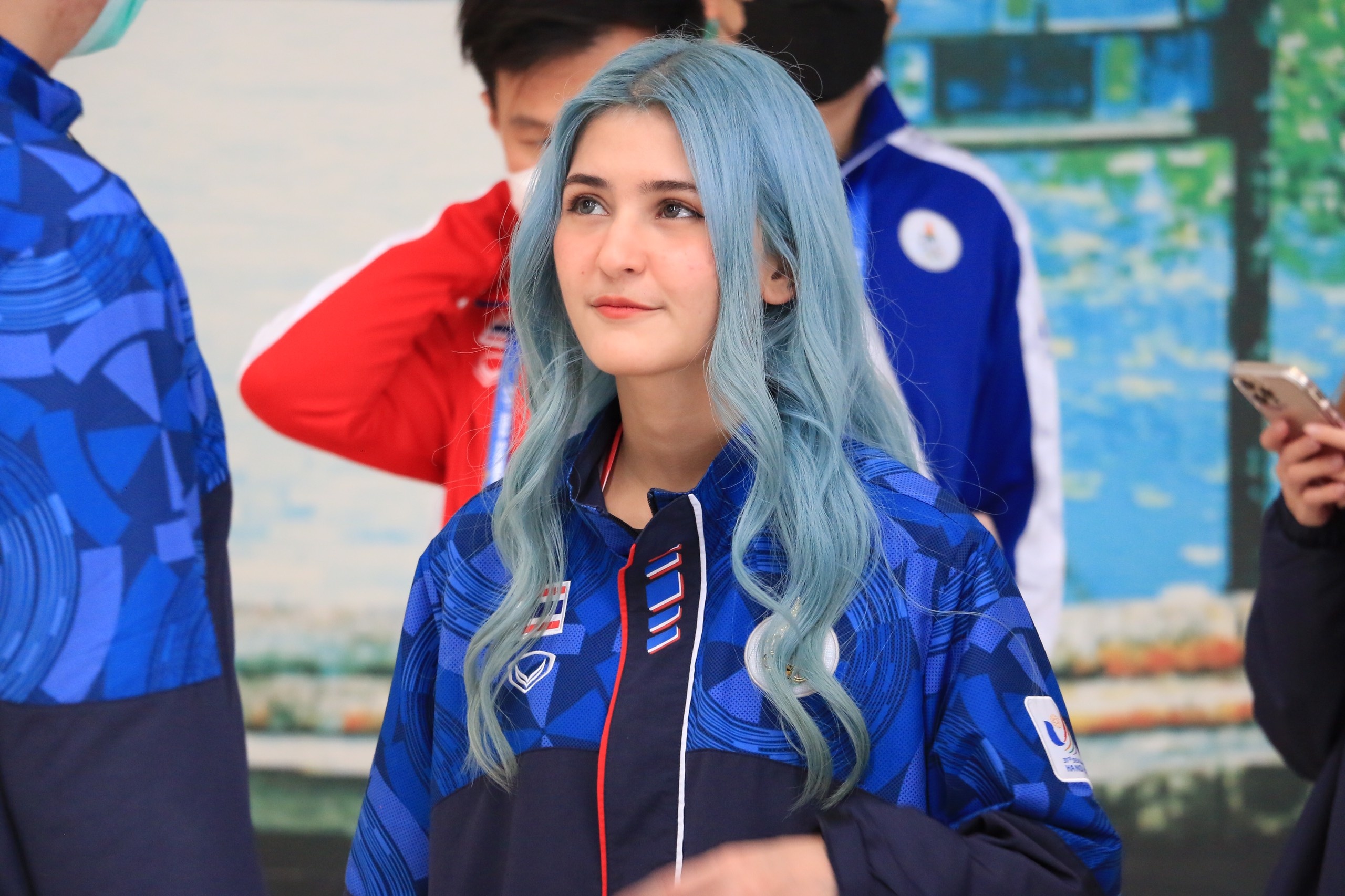 Nu game thu eSports noi bat voi mai toc xanh hinh anh