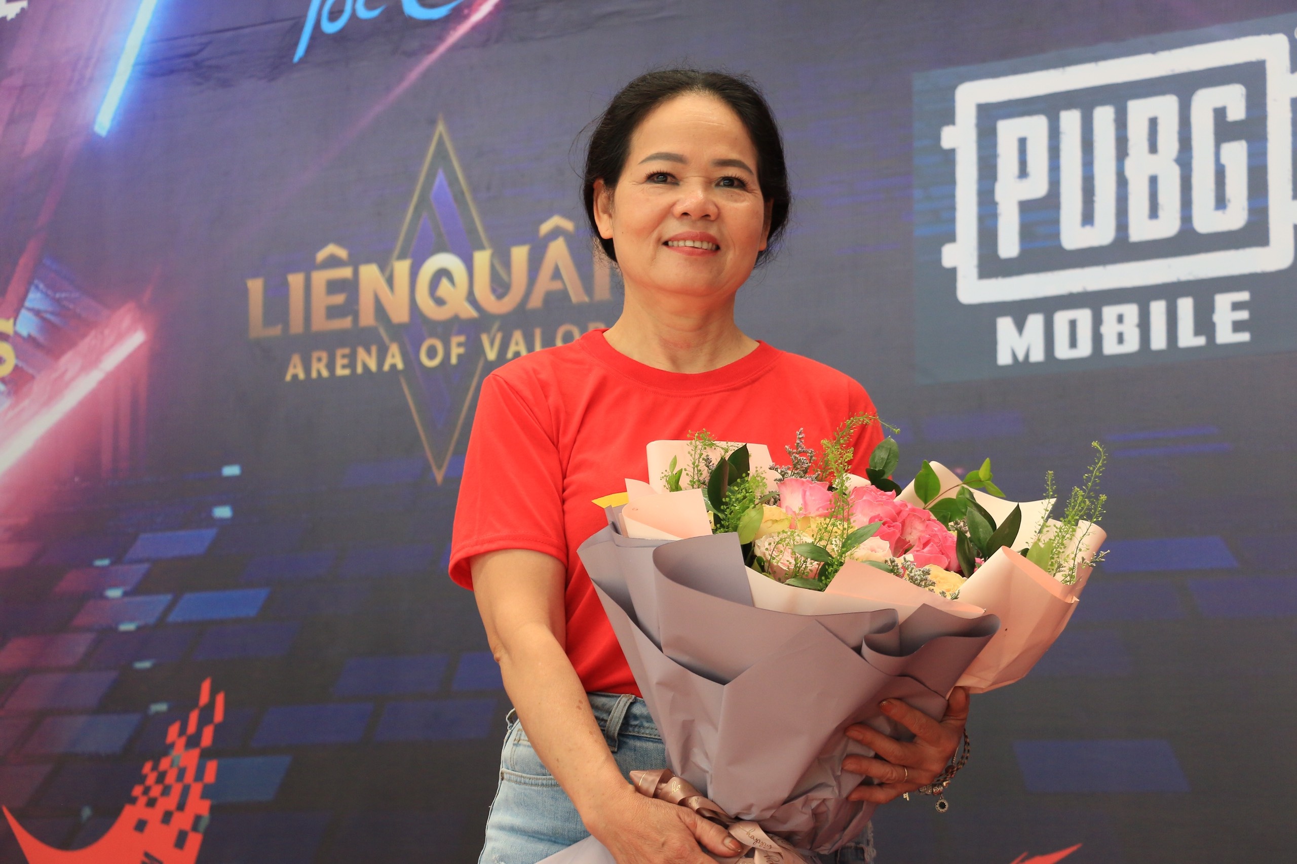 mẹ đến cổ vũ con thi esports sea games ảnh 1 me den co vu con thi esports sea games anh 1