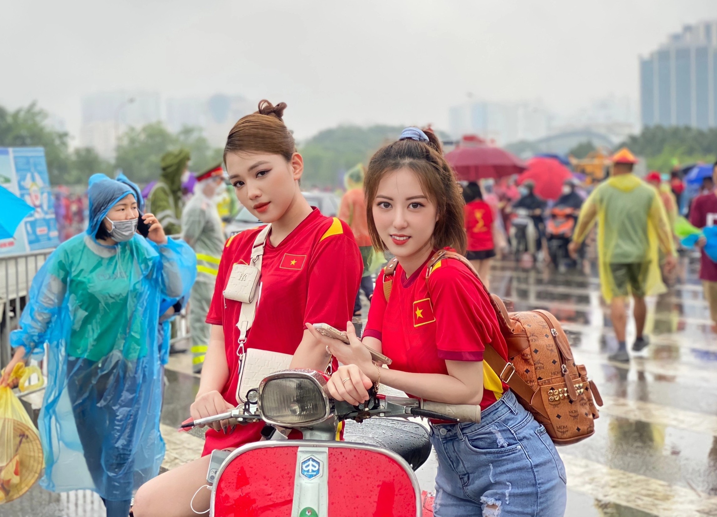 Bay tu TP.HCM ra Ha Noi xem chung ket bong da nam SEA Games hinh anh