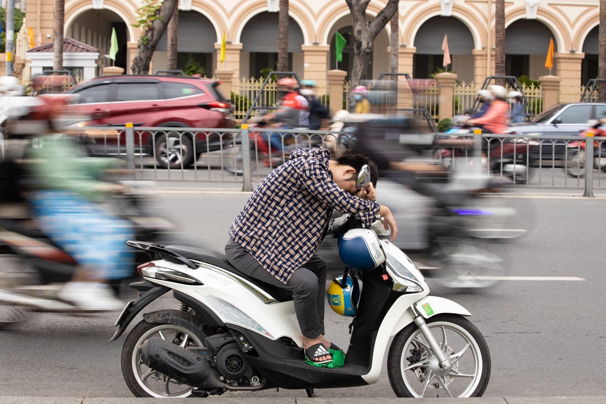 Bao gia siet chat tui tien cua nguoi tre song mot minh hinh anh