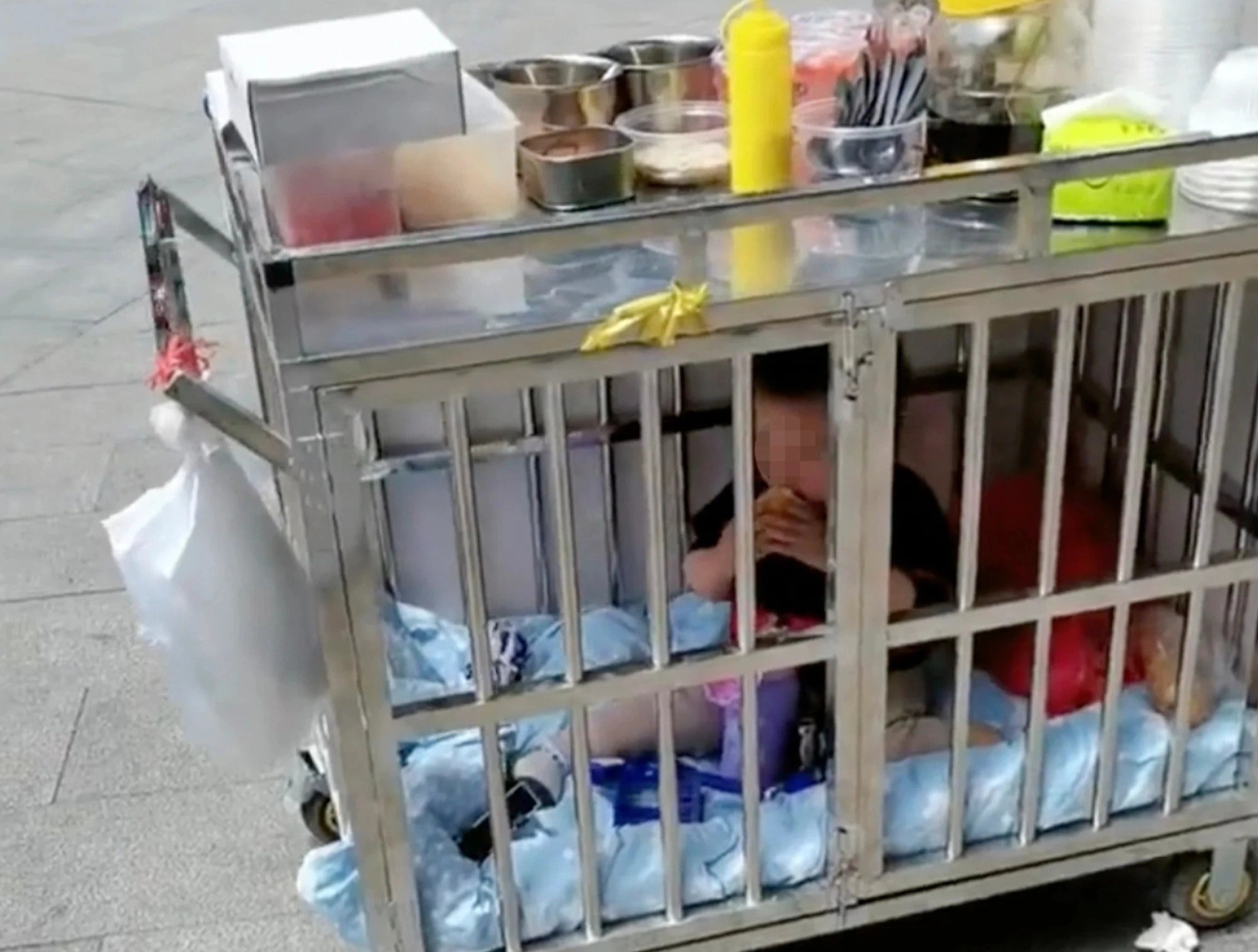 Video me nhot con vao long sat o Trung Quoc nhan phan ung bat ngo hinh anh