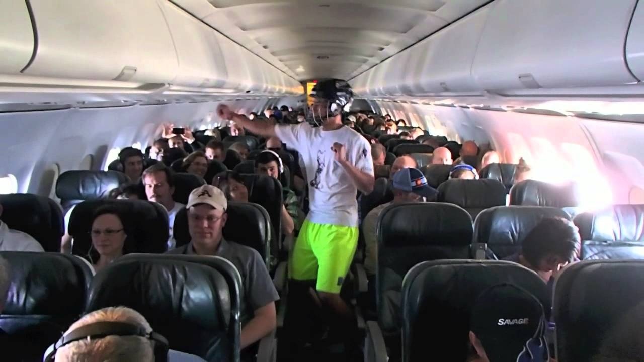 quay clip nguy hiem tren may bay anh 3