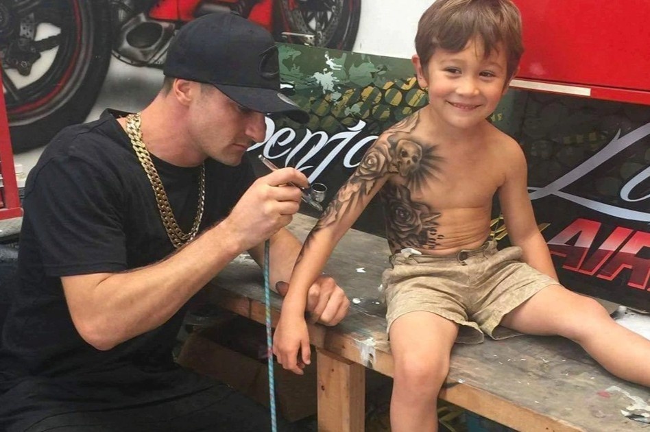 Tranh cai chuyen ve hinh xam gia cho tre em hinh anh