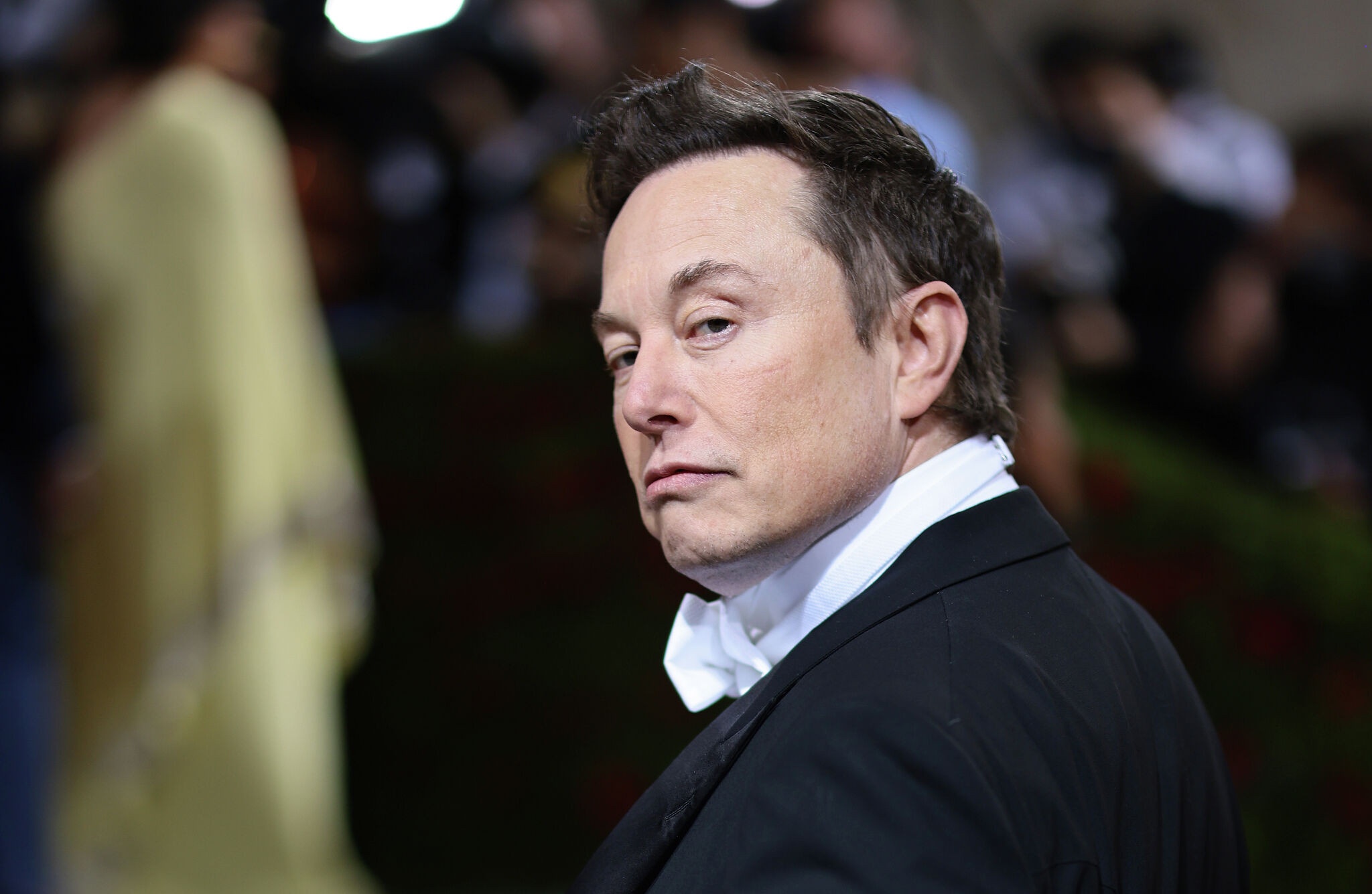 Lum xum doi tu lien tiep cua Elon Musk hinh anh