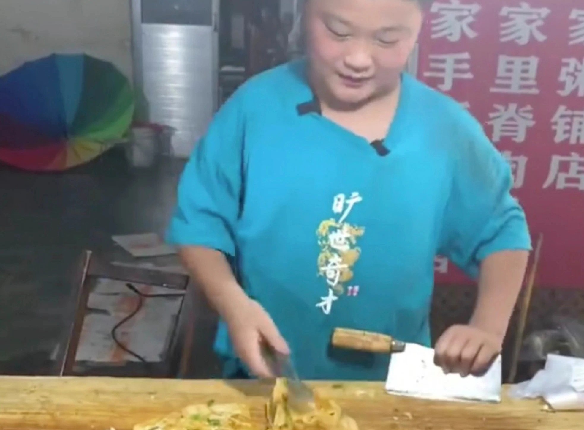 Cau be phai phu bo ban hang 17 tieng/ngay gay buc xuc o Trung Quoc hinh anh