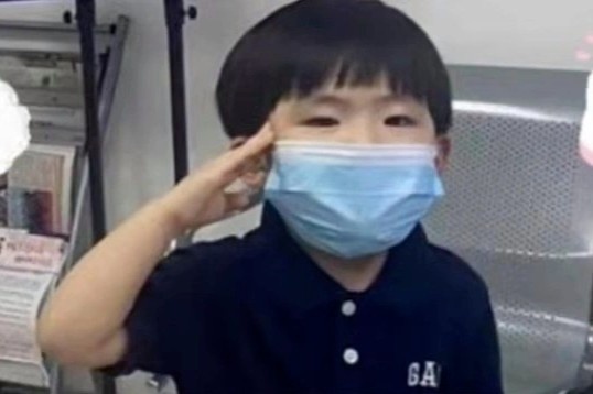 Video be trai chao canh sat gay bao mang o Trung Quoc hinh anh