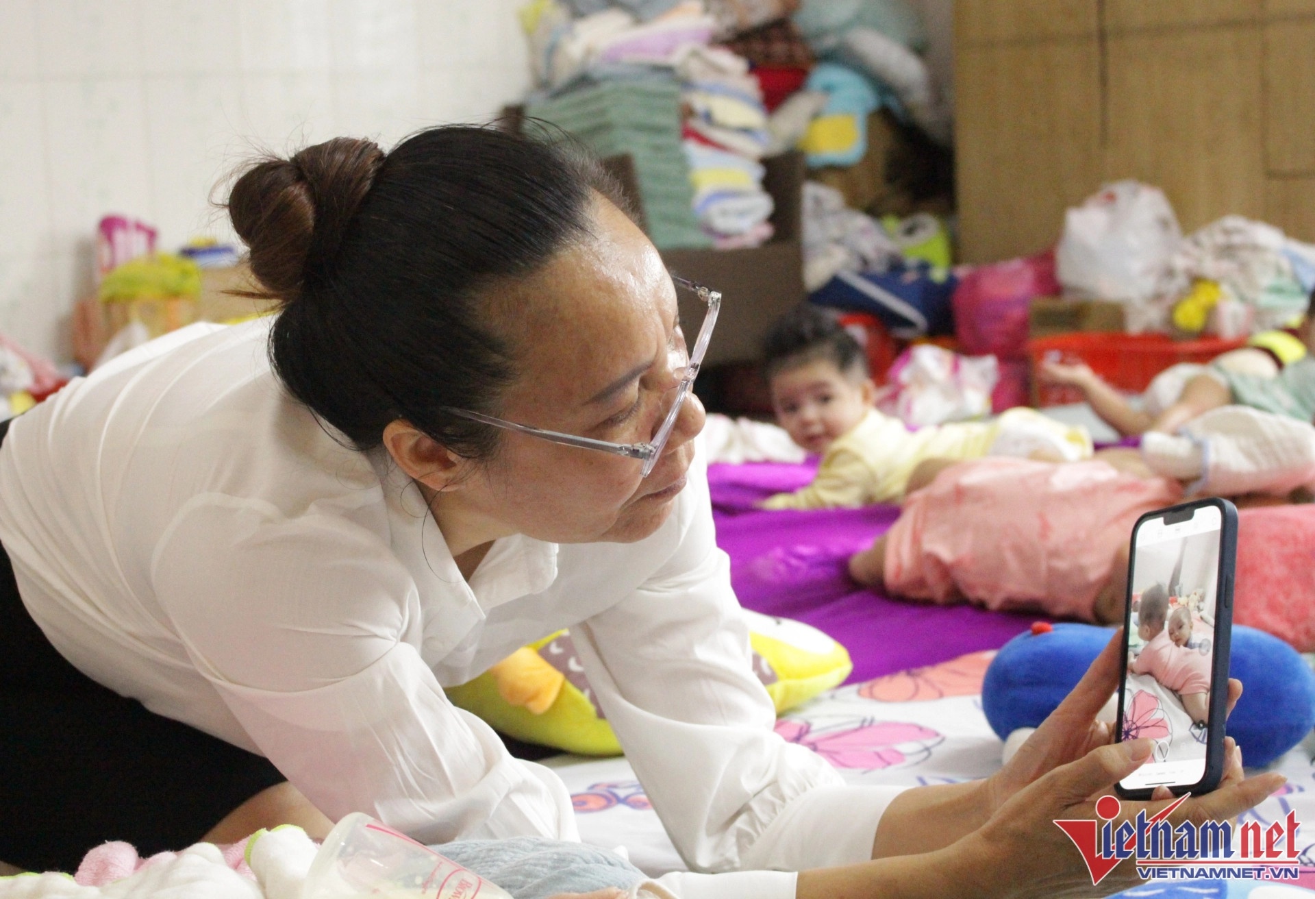 nuoi tre mo coi anh 2