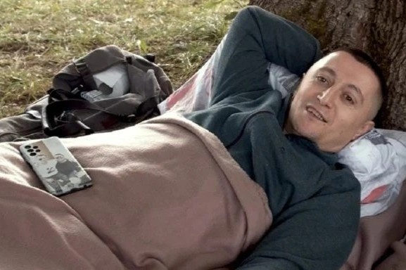 Kiem tien nho nam im mot cho suot 60 tieng hinh anh