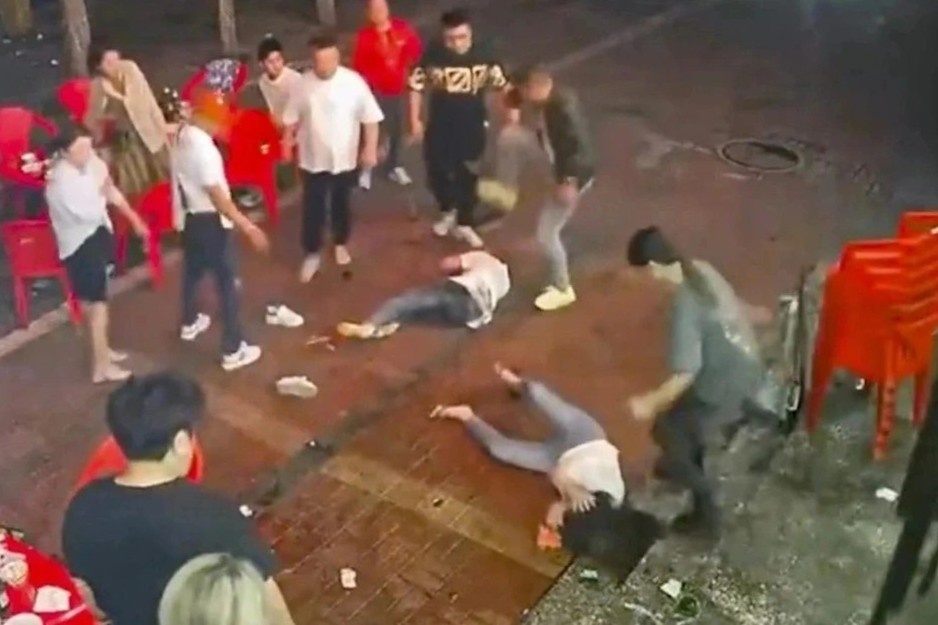 No luc bao ve phu nu Trung Quoc van vo ich sau vu 4 co gai bi danh dap hinh anh