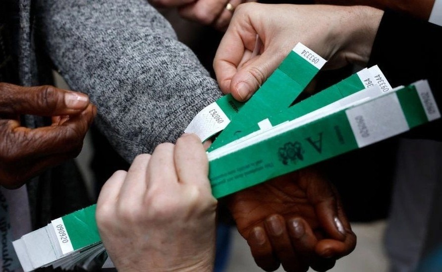 Vong tay cho vieng Nu hoang Anh bi het gia 80.000 USD tren mang hinh anh