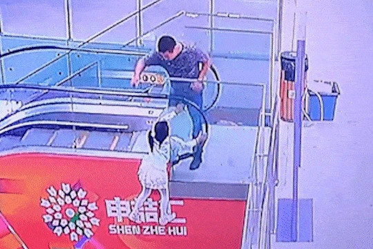 Bi chi trich vi cuu be gai Trung Quoc mac ket o thang cuon hinh anh