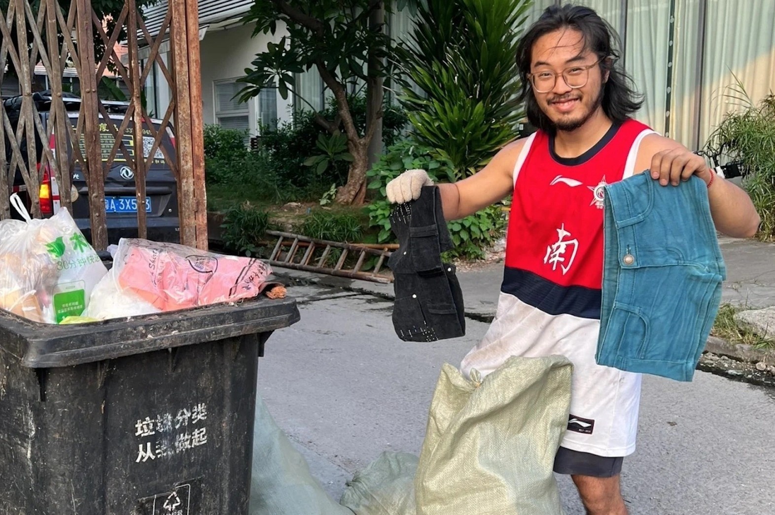 Nhung nguoi sang di lam, toi boi rac o Trung Quoc hinh anh