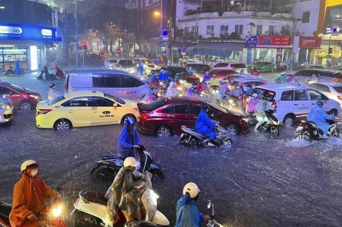 Nhom tho Quang Nam nghi lam, toi Da Nang sua xe mien phi giup dan hinh anh