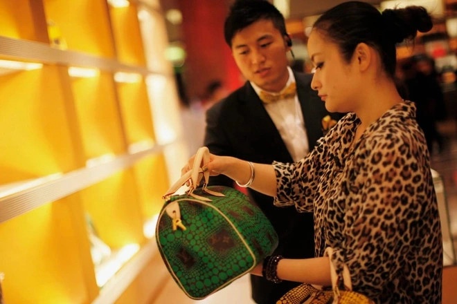 nguoi giau chon nam im anh 1