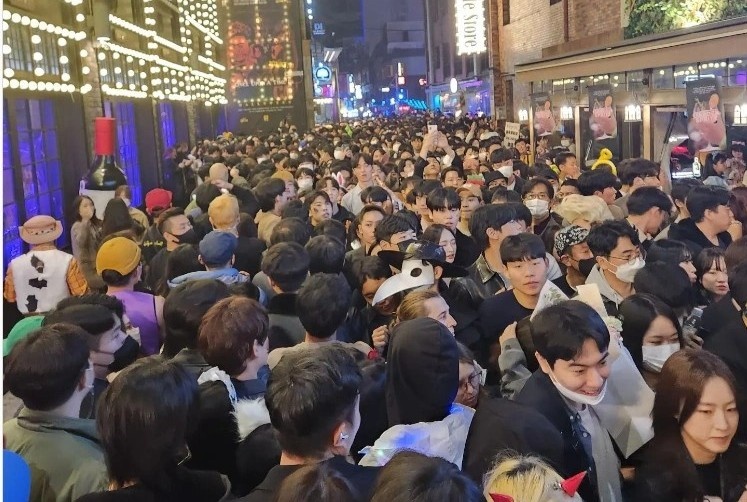 Moi nguy khi nguoi Han coi canh Itaewon dong duc la chuyen thuong hinh anh