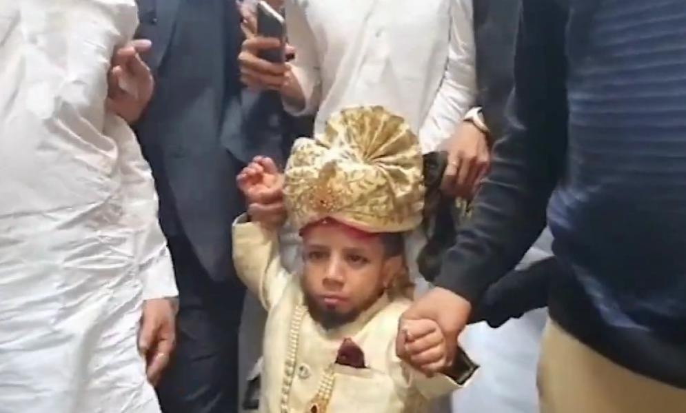 Chang trai An Do cao 60 cm ket hon sau khi nho canh sat tim vo hinh anh