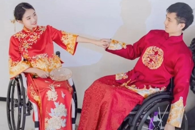 Chuyen tinh cap vu cong ngoi xe lan noi tieng o Trung Quoc hinh anh
