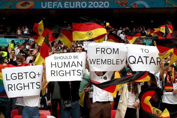 Qatar cam nguoi dong tinh anh 1