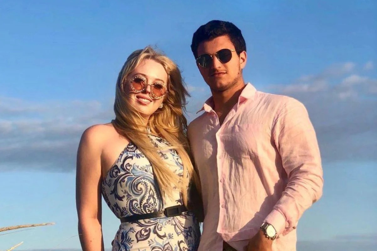 con gai Donald Trump cuoi anh 1