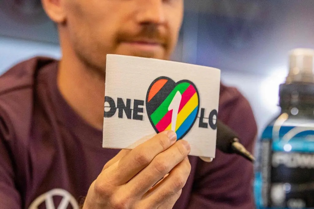 Qatar cam nguoi dong tinh anh 2