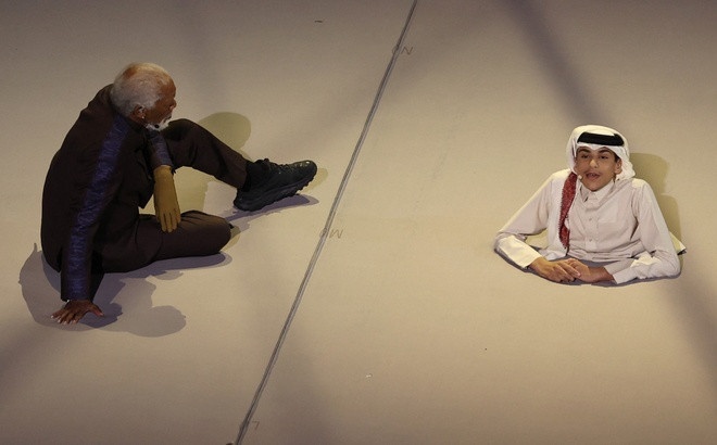 Chang trai chi co nua than tren xuat hien trong le khai mac World Cup hinh anh