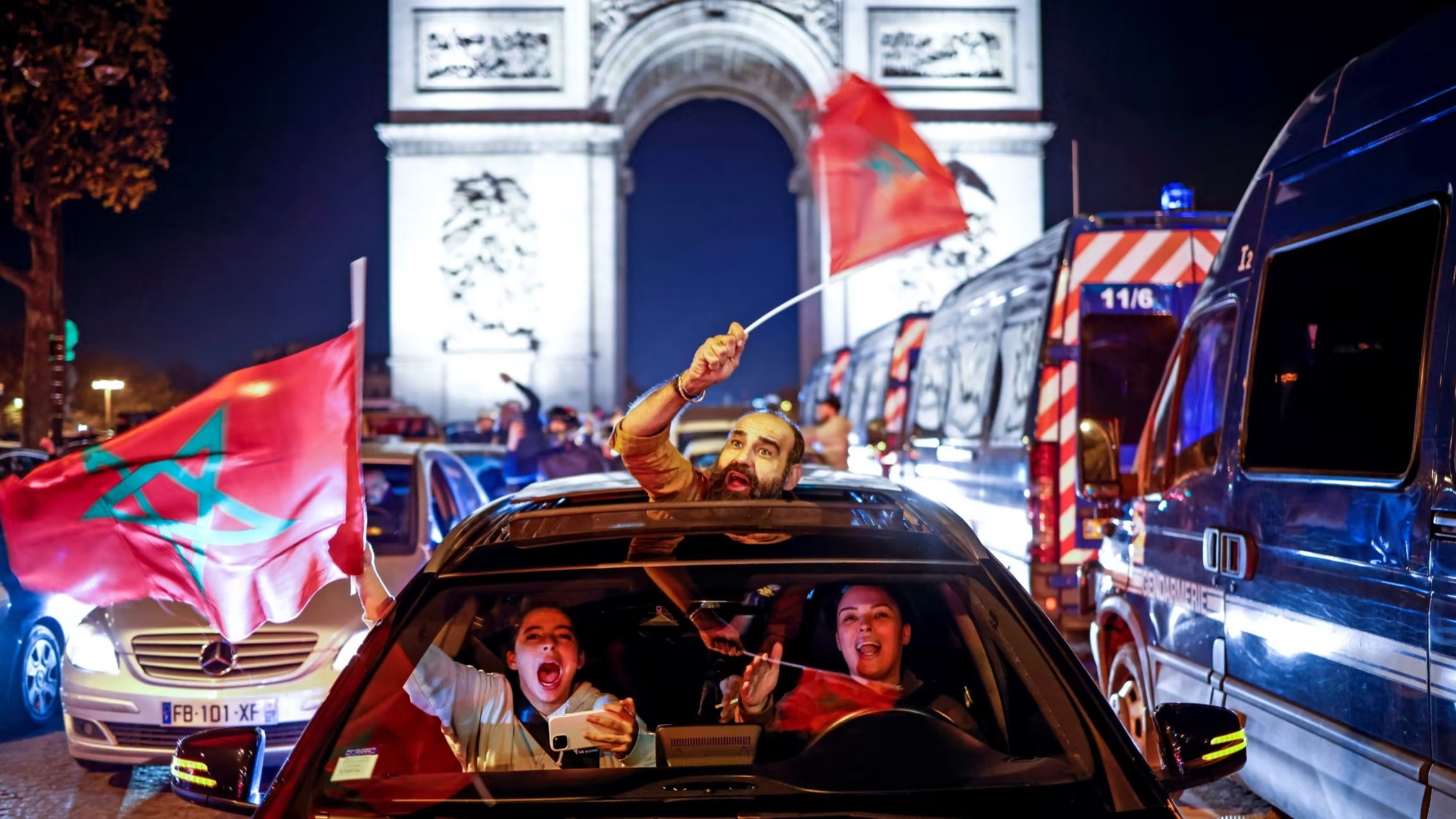 Nhung nguoi Phap an mung chien thang cua Morocco hinh anh