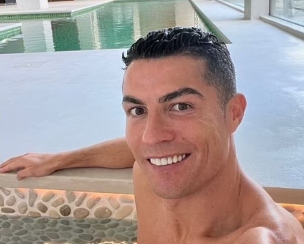 Bai dang dau tien cua Ronaldo sau khi Messi vo dich World Cup hinh anh