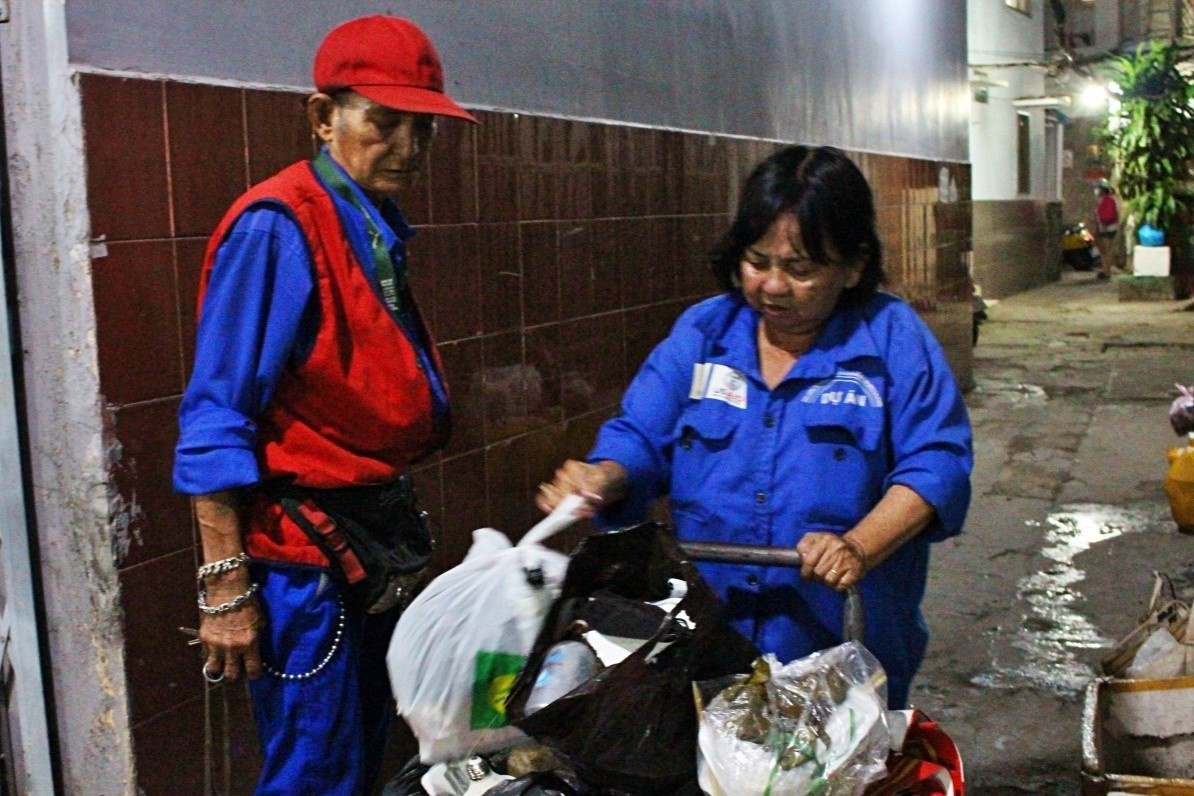 Vo chong gan 50 nam gac niem vui don Tet, giu he pho TP.HCM sach dep hinh anh