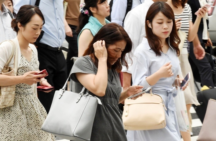 Nhung thanh nien Nhat Ban thich di choi voi ban hon nguoi yeu hinh anh