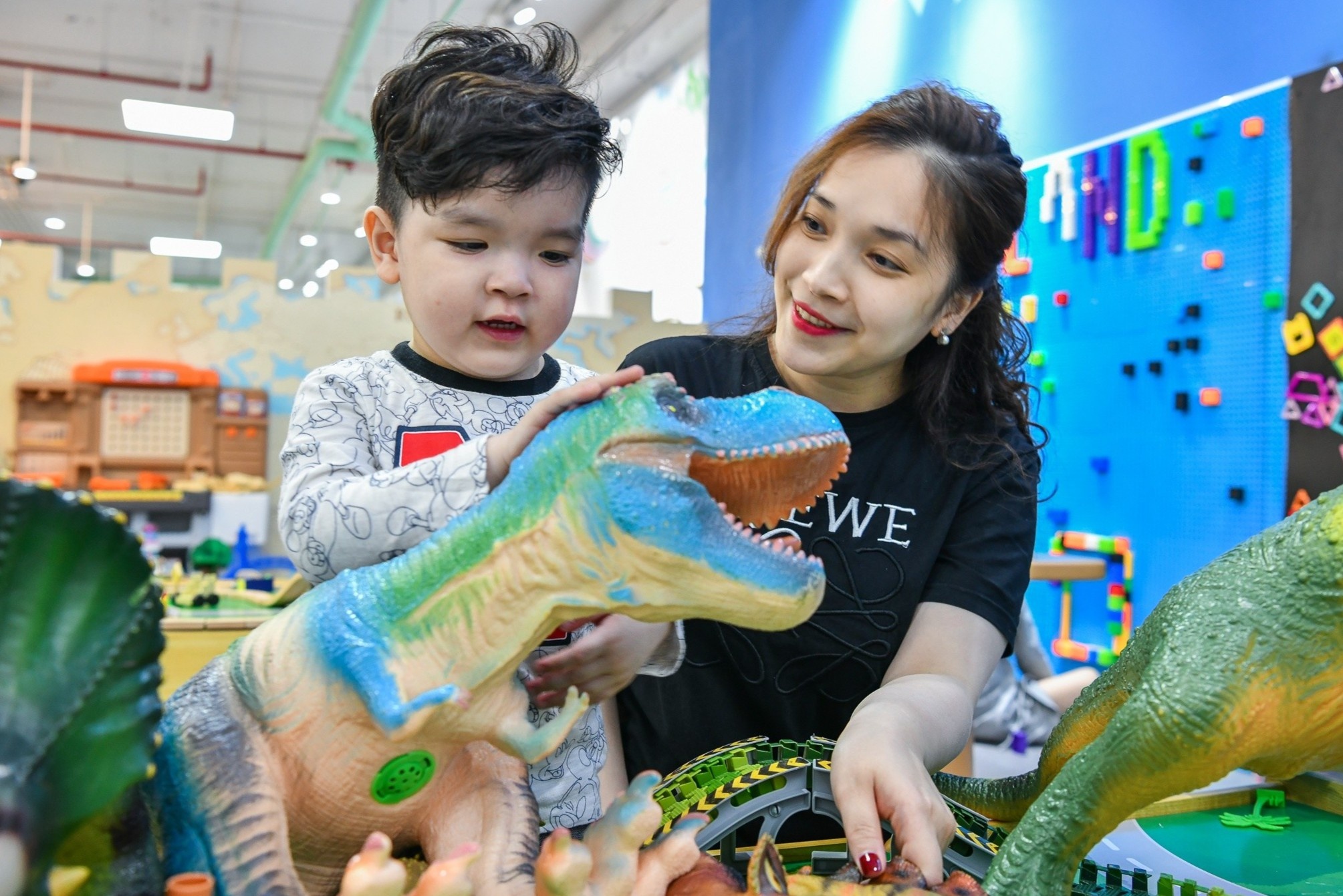 Mo hinh quan ca phe ket hop trong giu tre dat khach hinh anh