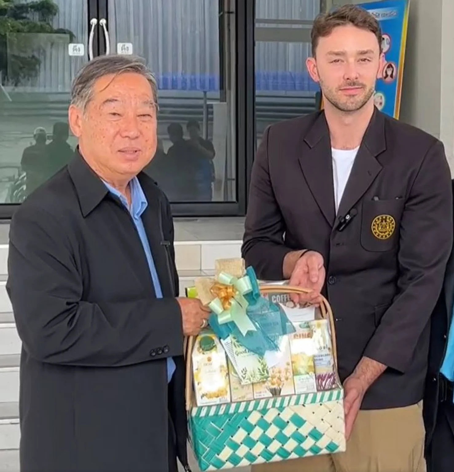 du khach bi tat anh 2