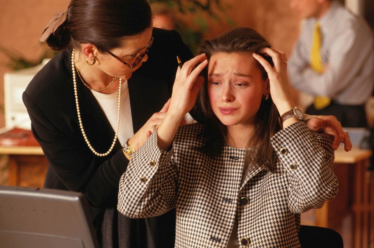 Dau kho khi chinh tay duoi viec dong nghiep hinh anh