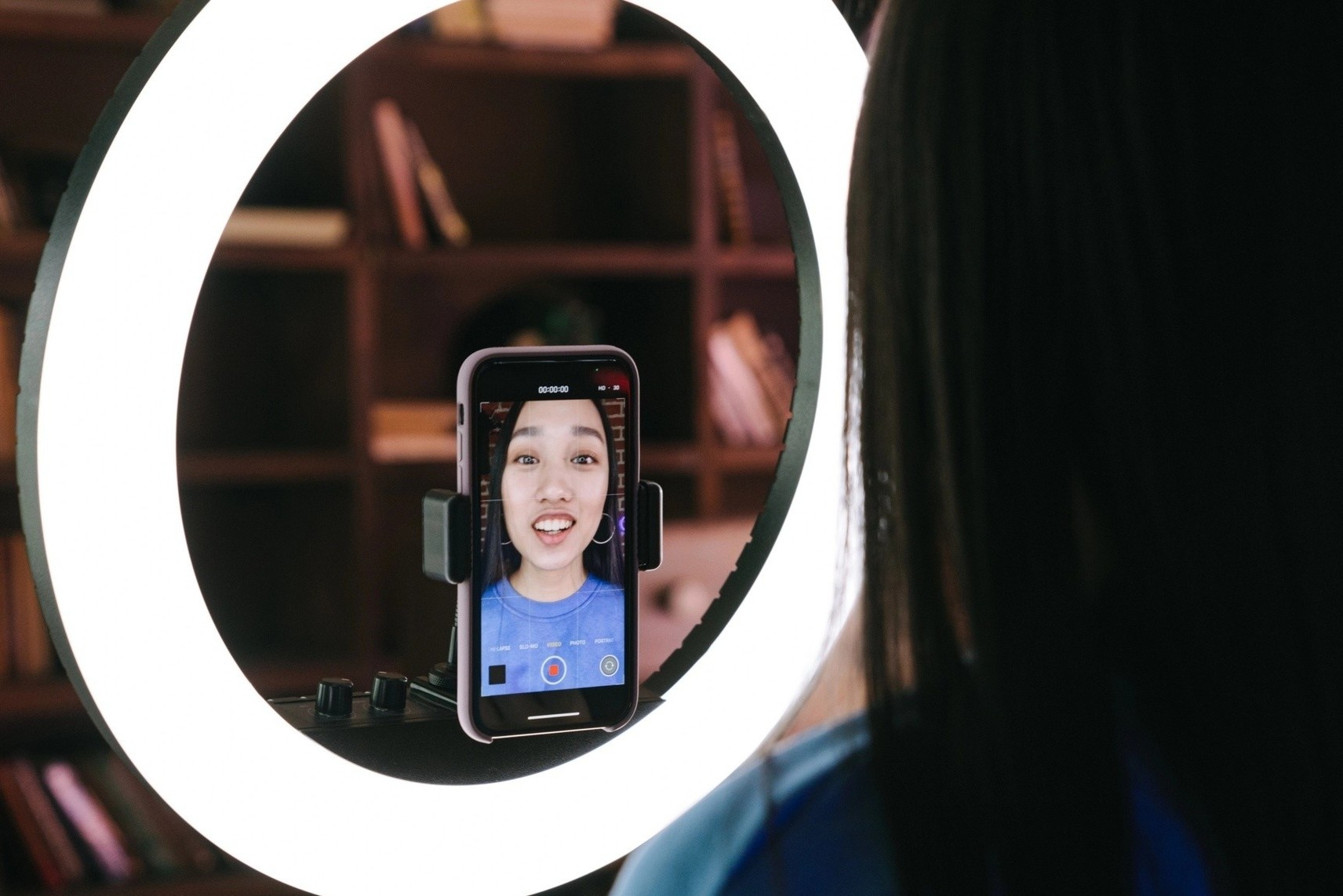 Streamer chuyen ke chuyen kinh di hinh anh