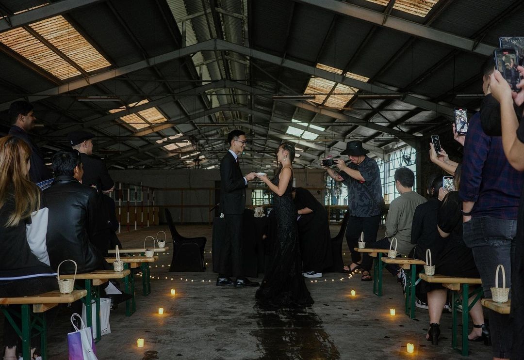 co dau mac vay den anh 1